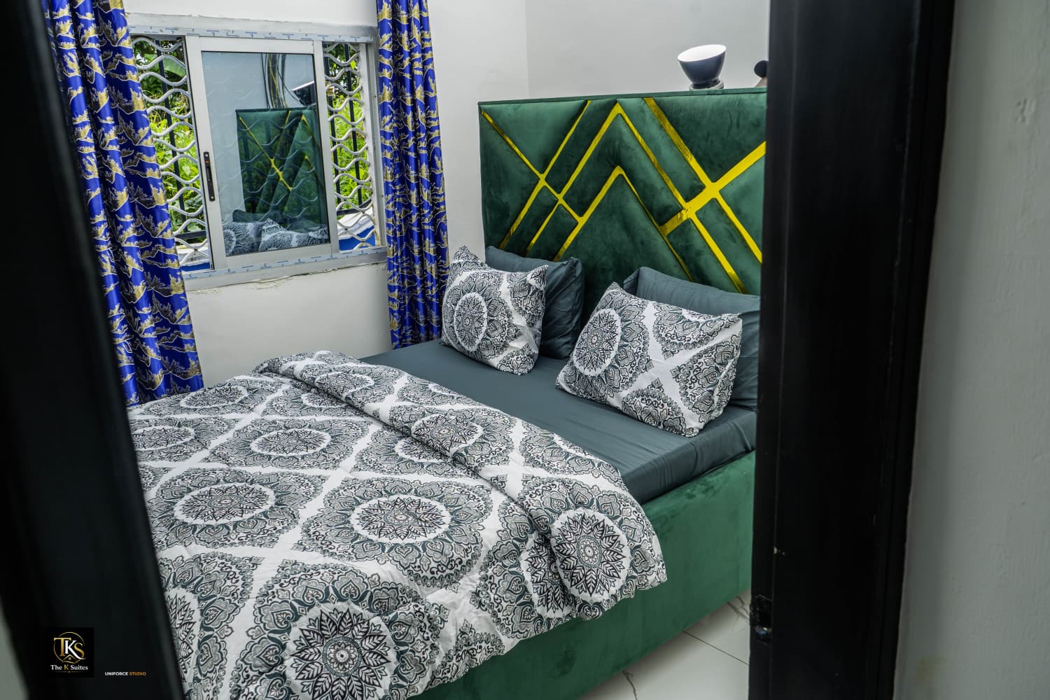 Emerald bedroom, garden side