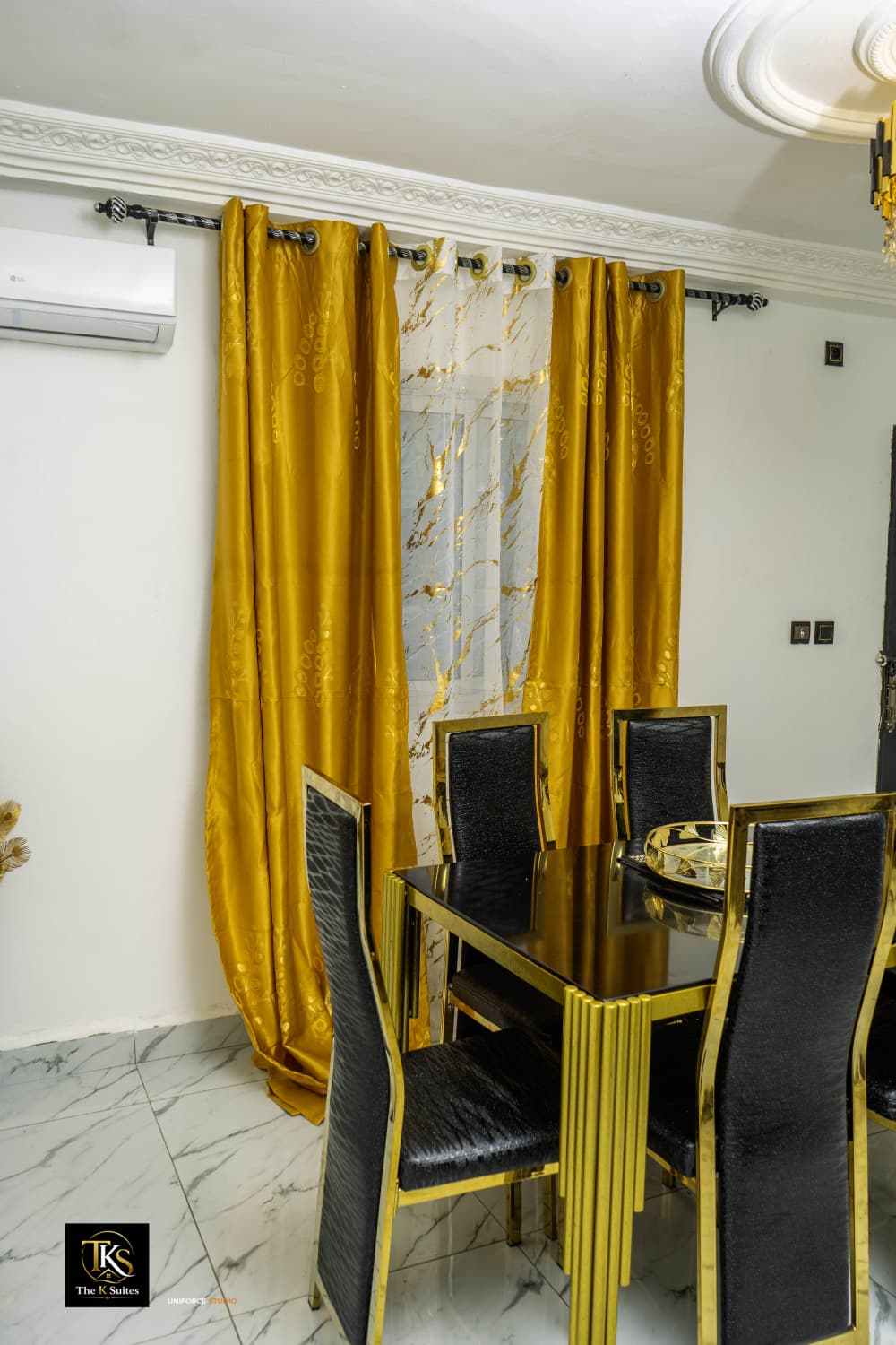 Dining in black & gold