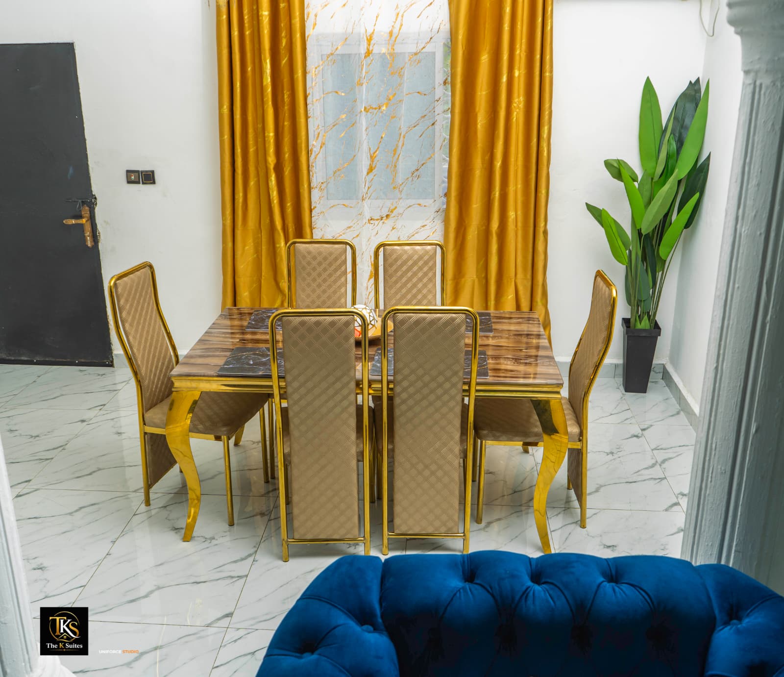 Dining room opening onto the lounge