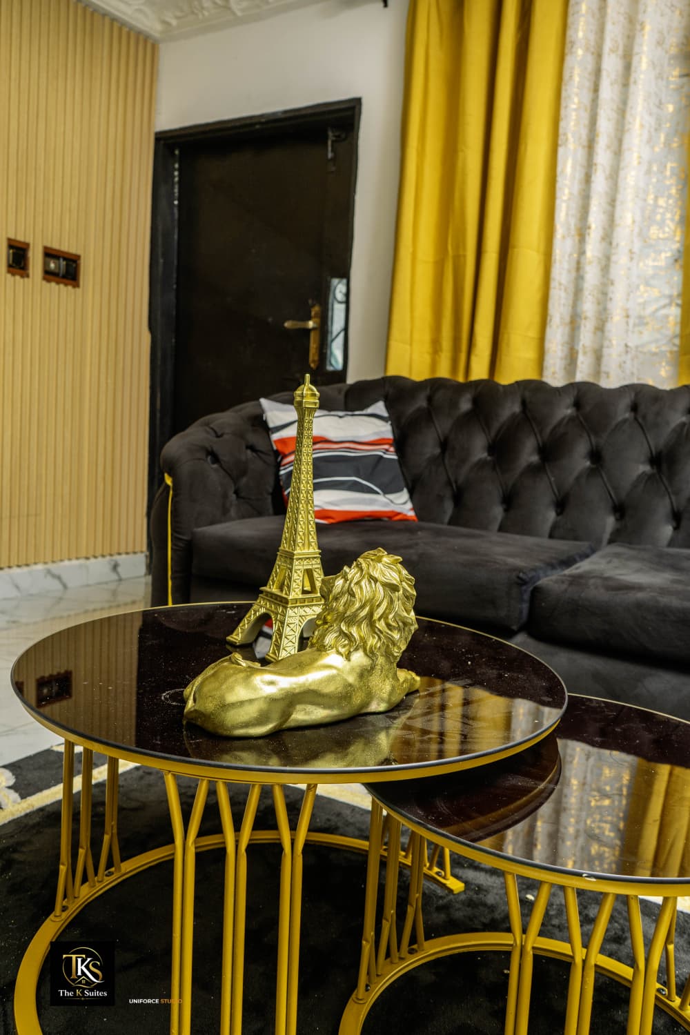 Gold details — Eiffel & lion centrepiece